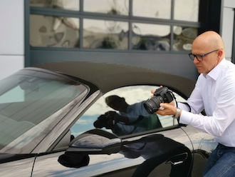 Stefan Luik begutachtet Auto mit Kamera